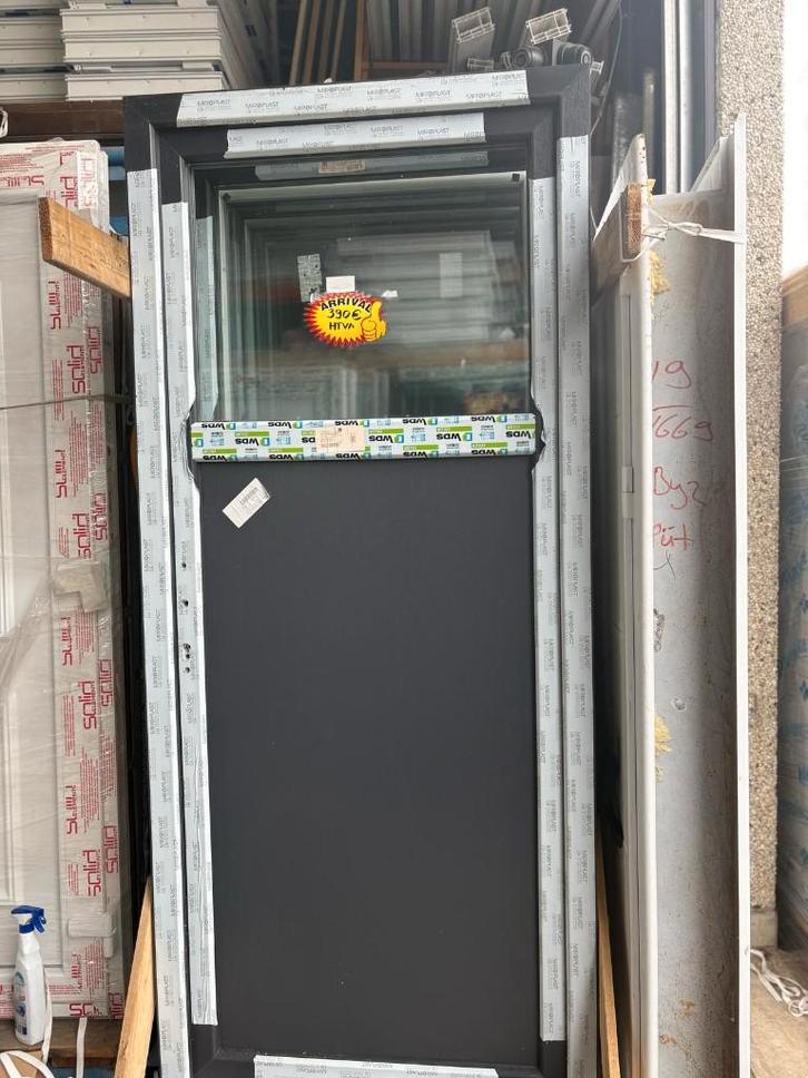 Antracietkleurige PVC-deur met handgreep inbegrepen, Doe-het-zelf en Bouw, Glas en Ramen, Nieuw, Ophalen