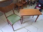 Vintage tafeltje en stoel met groene bekleding, Huis en Inrichting, Stoelen, Ophalen, Gebruikt, Bruin