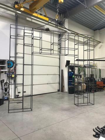 Rekken voor winkel of showroom beschikbaar voor biedingen
