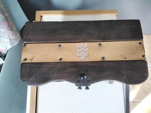 Klein koffertje op 4 pootjes (juwelen kistje )
Massief hout., Huis en Inrichting, Woonaccessoires | Kisten, Zo goed als nieuw
