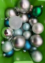 Set van +/- 25 kerstballen in groene/ blauwe/zilveren tinten, Comme neuf, Enlèvement