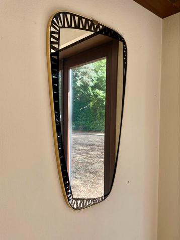 Miroir en laiton au design vintage Dorian Tacchini disponible aux enchères