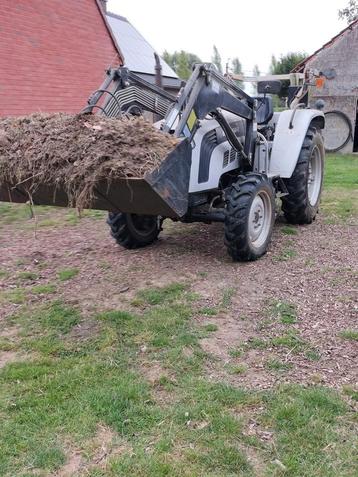 Tractor met frontlader  beschikbaar voor biedingen