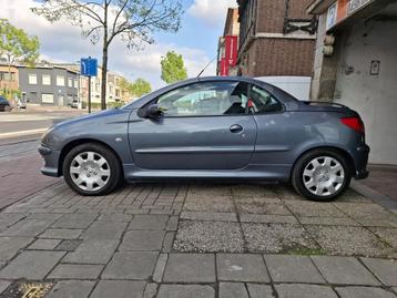 Peugeot 206 Benzine 1.6 / Cabrio Met keurig !!, Auto's, 4 zetels, Stof, 1568 cc, Cabriolet
