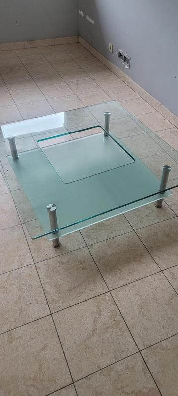 Glazen salontafel van 1x1 m beschikbaar voor biedingen