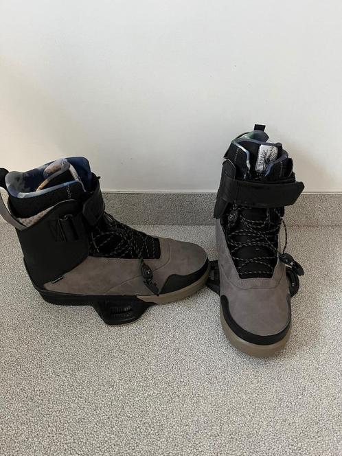 Hyperlite Defacto wakeboardbindingen Boots 47-48, Watersport en Boten, Wakeboarden, Zo goed als nieuw, Schoenen, Ophalen of Verzenden