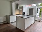 #6 Uitgeruste keuken met centraal eiland, Ophalen, Zo goed als nieuw, Composiet, Met kookeiland