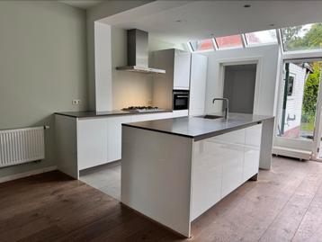 #6 Uitgeruste keuken met centraal eiland beschikbaar voor biedingen