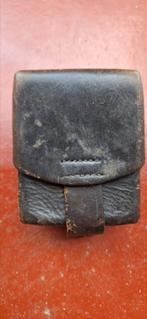 Pochette cuir, Enlèvement