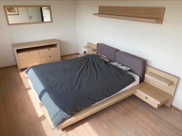 Slaapkamer met commode en spiegel + wandplank