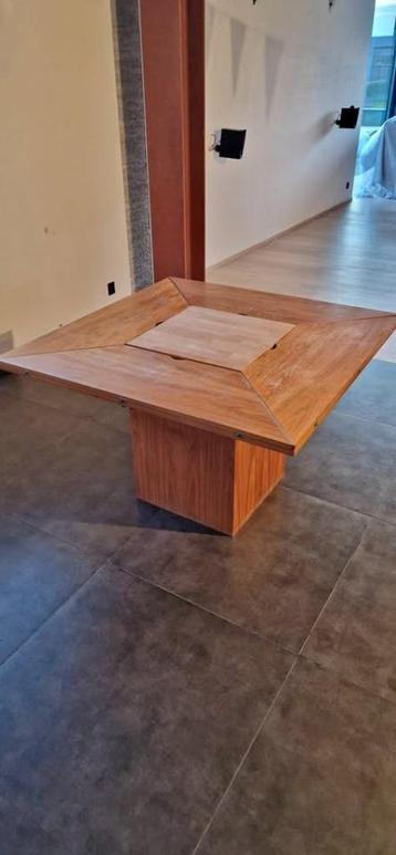 Uitklapbare tafel beschikbaar voor biedingen