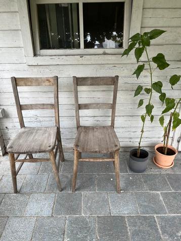 2 houten stoelen beschikbaar voor biedingen