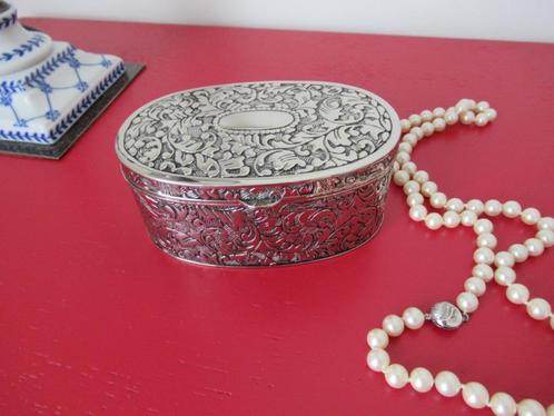 sieradenkistje-juwelendoosje-verzilverd-gehamerd-VINTAGE, Handtassen en Accessoires, Antieke sieraden, Ophalen of Verzenden