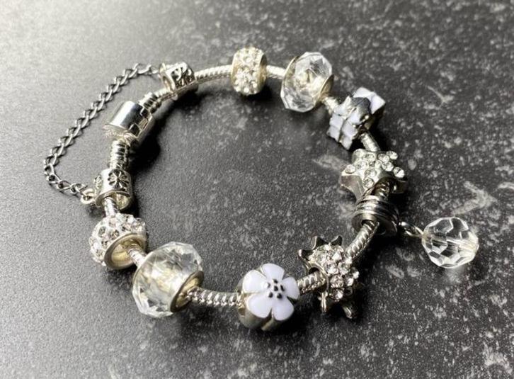Knappe armband met strass, NIEUW, Handtassen en Accessoires, Armbanden, Nieuw, Zilver, Met bedels of kralen, Met strass, Ophalen of Verzenden