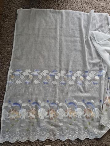 Rideau en dentelles beschikbaar voor biedingen