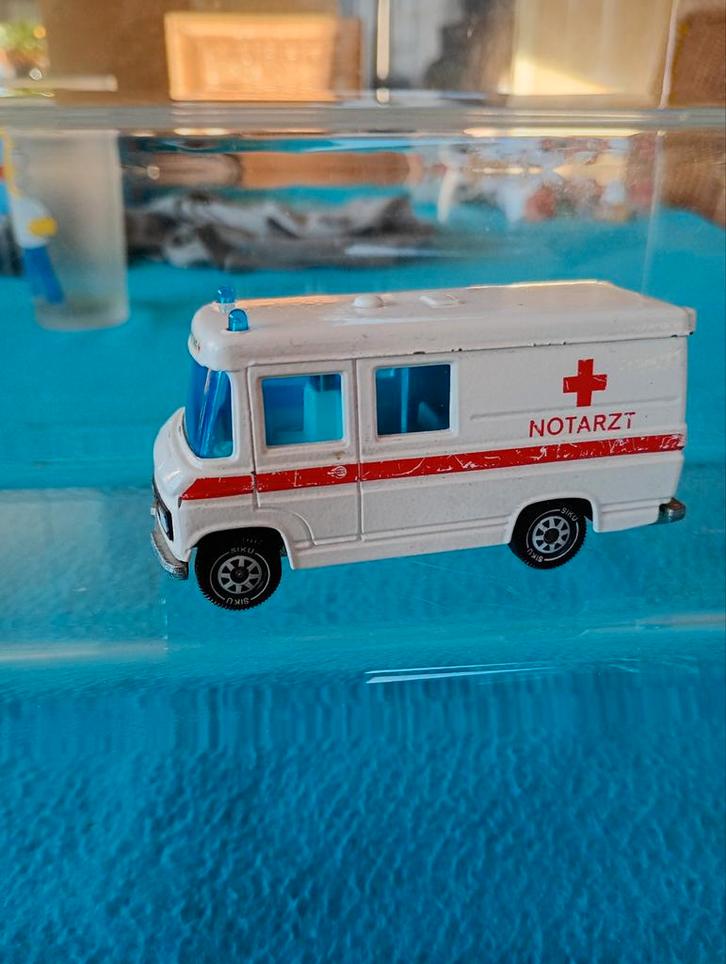 Ambulance Siku Mercedes, Hobby & Loisirs créatifs, Voitures miniatures | Échelles Autre, Enlèvement ou Envoi