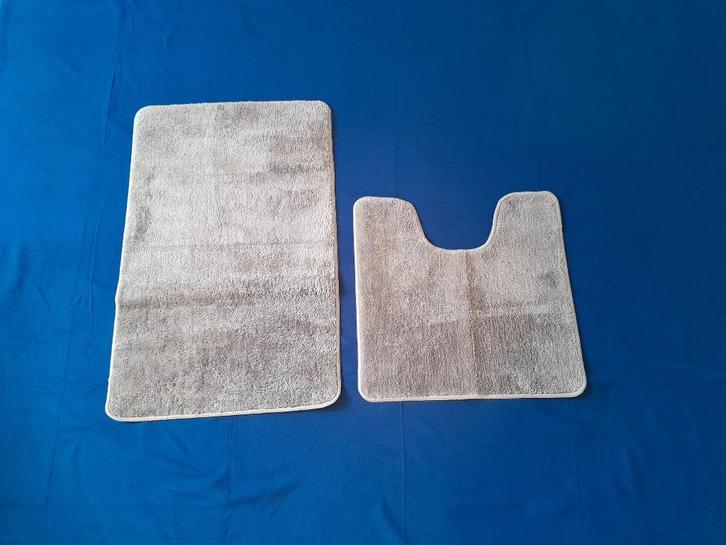 Set grijze antislipvloerkleden voor in badkamer (2) — nieuw, Huis en Inrichting, Stoffering | Tapijten en Vloerkleden, Nieuw, 50 tot 100 cm