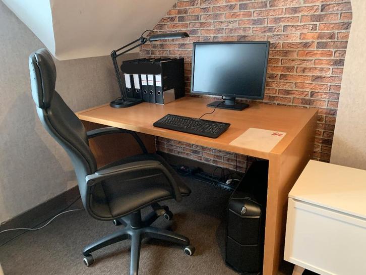 Groot Ikea bureau voor student op kot, of gamer thuis, Huis en Inrichting, Bureaus, Gebruikt, Bureau, Ophalen
