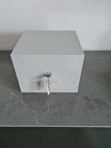 vintage metalen fichebak,steekkaartenbak met sleutel beschikbaar voor biedingen