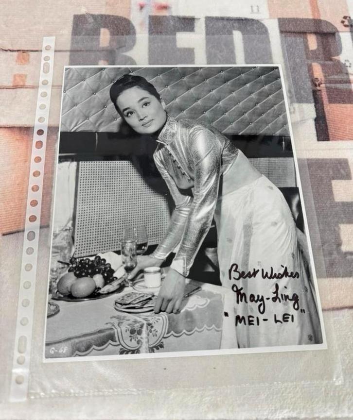 James Bond 007 Goldfinger May Ling Mei Lei signed photo COA, Verzamelen, Muziek, Artiesten en Beroemdheden, Zo goed als nieuw