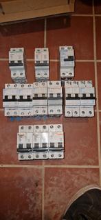 Set stroomonderbrekers en 1 differentieel van 30 mA, Doe-het-zelf en Bouw, Ophalen of Verzenden, Zo goed als nieuw