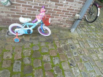 Vélo pour fille FROZEN 12" bleu avec panier et roues de sout disponible aux enchères