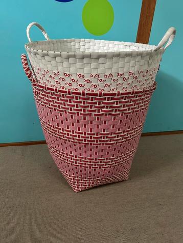 Vrolijk gekleurde manden beschikbaar voor biedingen