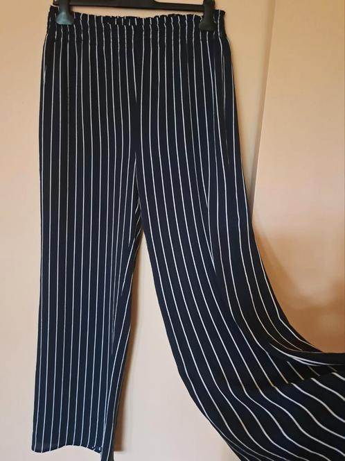 Blauwe broek met witte strepen. L, Kleding | Dames, Broeken en Pantalons, Zo goed als nieuw, Maat 42/44 (L), Blauw, Lang, Ophalen of Verzenden