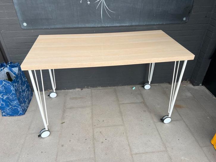 Bureau / werktafel met wieltjes – licht hout, Huis en Inrichting, Bureaus, Gebruikt, Ophalen