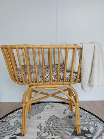 Retro Rotan Wiegje beschikbaar voor biedingen