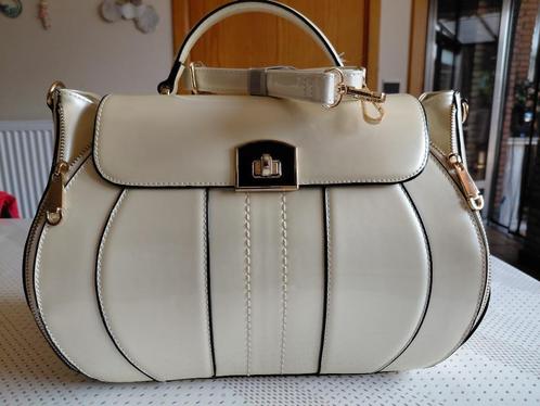 Créme handtas in lak met sier ritsen, Handtassen en Accessoires, Tassen | Damestassen, Gebruikt, Handtas, Beige, Ophalen of Verzenden