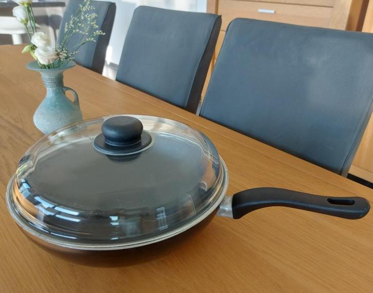 Wokpan 28 cm met glazen deksel, Huis en Inrichting, Keuken | Potten en Pannen, Gebruikt, Wok, Keramische plaat, Ophalen of Verzenden