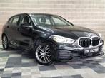 BMW 1 Serie 118 ESSENCE 136CV - 1ER MAIN - FULL CARNET, Auto's, BMW, Gebruikt, 136 pk, Zwart, Bedrijf