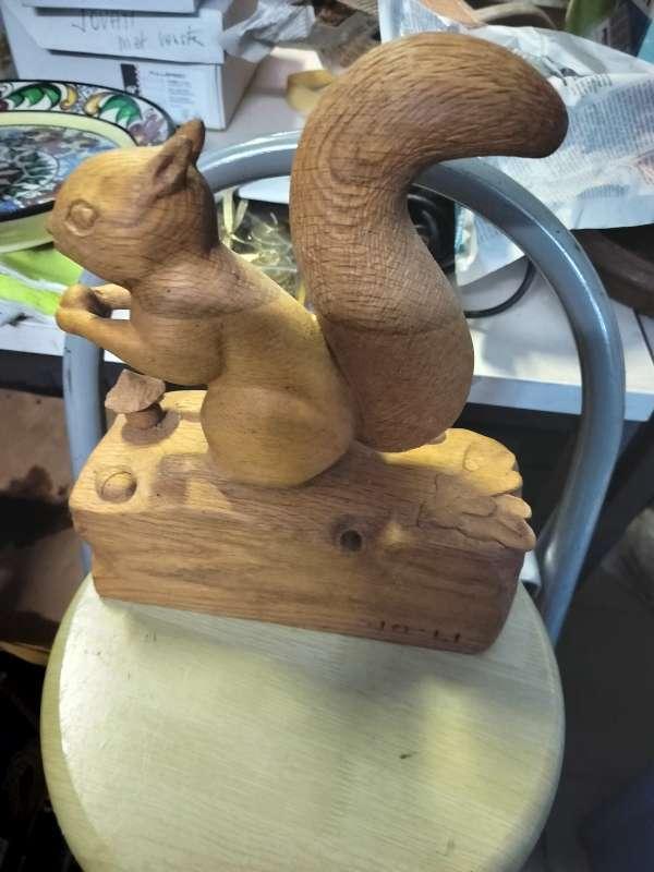 Sculpture d'un écureuil en bois, Collections, Statues & Figurines, Comme neuf, Animal, Enlèvement