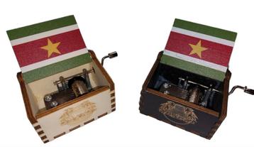 Muziekdoosjes met het Surinaamse volkslied beschikbaar voor biedingen
