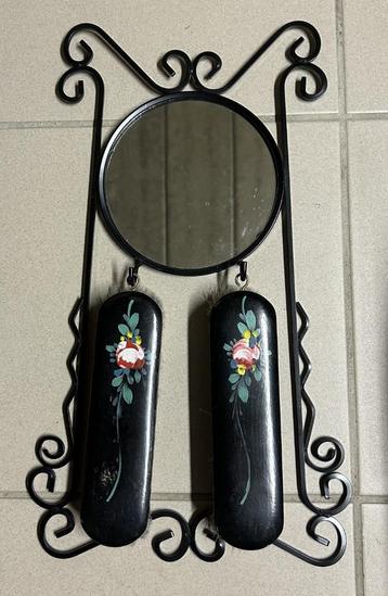 Vintage Spiegeltje met borstels in Gietijzeren frame beschikbaar voor biedingen