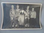 persfoto gemaskerd gezelschap Carnaval ? Mortsel, Verzamelen, Foto's en Prenten, Ophalen of Verzenden, Zo goed als nieuw, Klederdracht