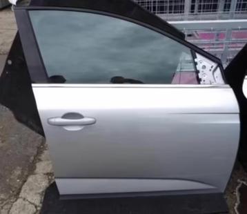 Megane 4 voorklep aan passagierszijde beschikbaar voor biedingen