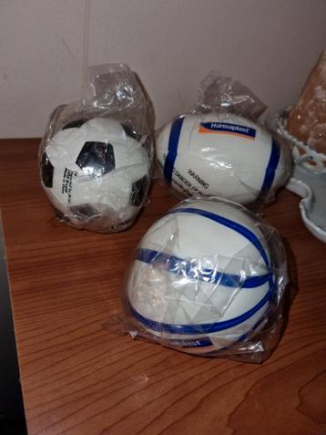 3 zachte schuimballen van 9 cm - 8 cm - lengte 12 cm beschikbaar voor biedingen