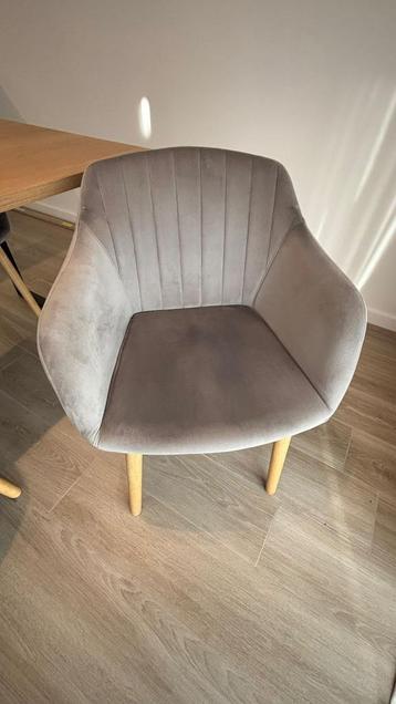 Eetkamerstoelen beschikbaar voor biedingen