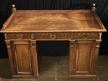 Vintage neorenaissancistisch bureau in massief eikenhout beschikbaar voor biedingen
