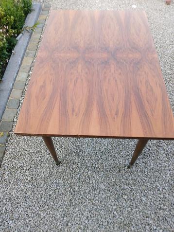 Table vintage de 135 cm par 90 cm, extensible des deux côtés