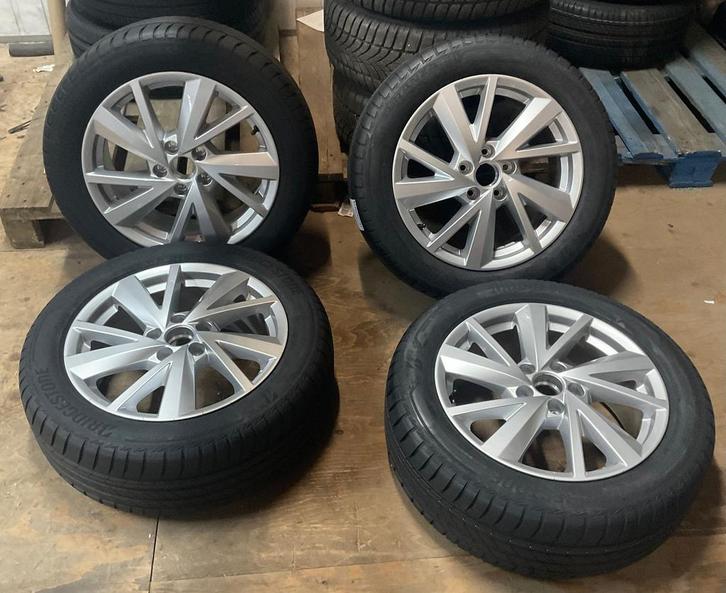 NIEUWE ORIGINELE velgen AUDI Q2 17” met zomerbanden, Auto-onderdelen, Banden en Velgen, Banden en Velgen, 17 inch, 215 mm, Personenwagen