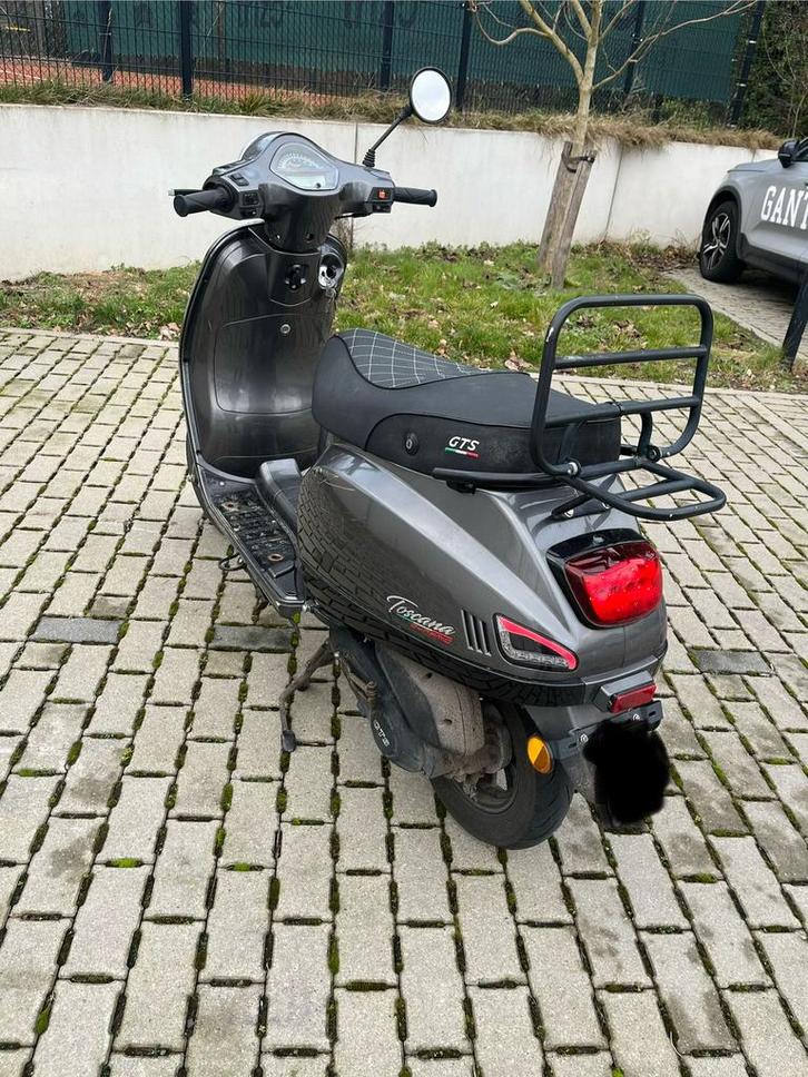 Gts toscana 2022 brommer, Vélos & Vélomoteurs, Vélomoteurs & Scooters bridés, Comme neuf, Autres marques, Essence, Enlèvement