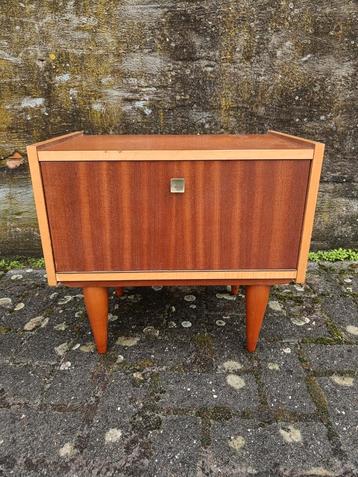 Vintage nachtkastje / kast jaren 70  beschikbaar voor biedingen