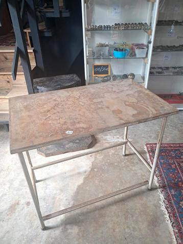 metalen werktafel beschikbaar voor biedingen