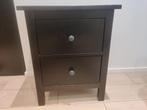 Ikea Hemnes zwart nachtkastje, Huis en Inrichting, Slaapkamer | Nachtkastjes, Ophalen, Gebruikt, 55 tot 70 cm, 45 tot 65 cm