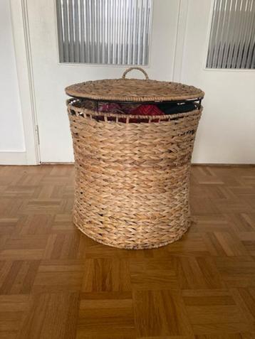 panier de rangement en osier beschikbaar voor biedingen