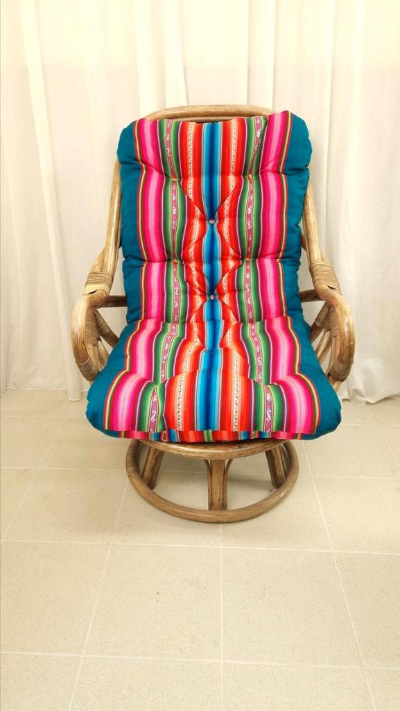 Rotan stoel met kussen, Huis en Inrichting, Fauteuils, Zo goed als nieuw, Stof, Ophalen