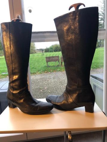 Bottes dames 39 à talons en cuir noir doublées en cuir beige beschikbaar voor biedingen